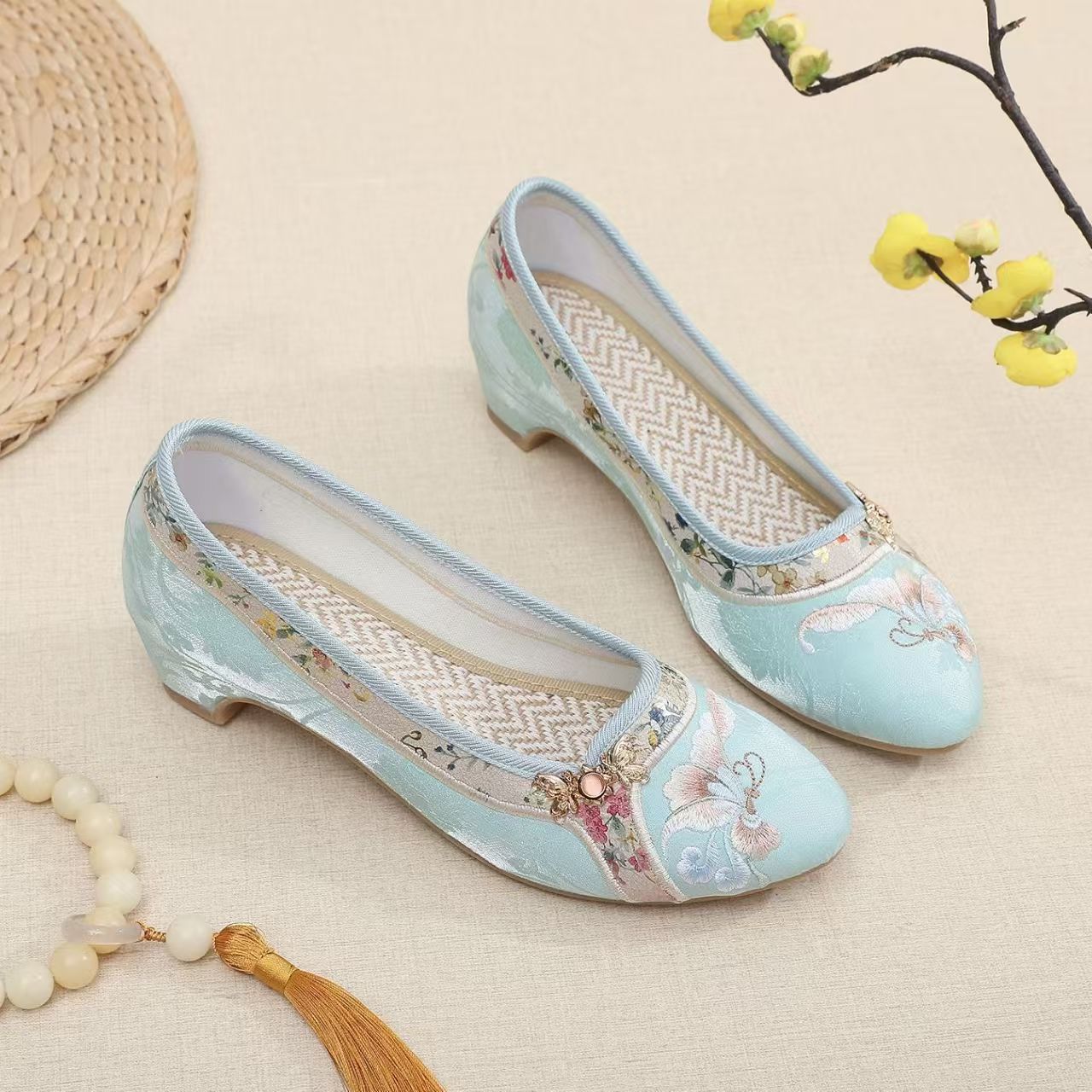 Woman Low Heel Embroidered Che - Embroidery Fabric ulasan dan harga