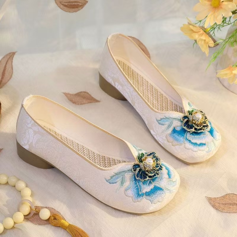 Woman Low Heel Embroidered Clo - Embroidery Fabric ulasan dan harga
