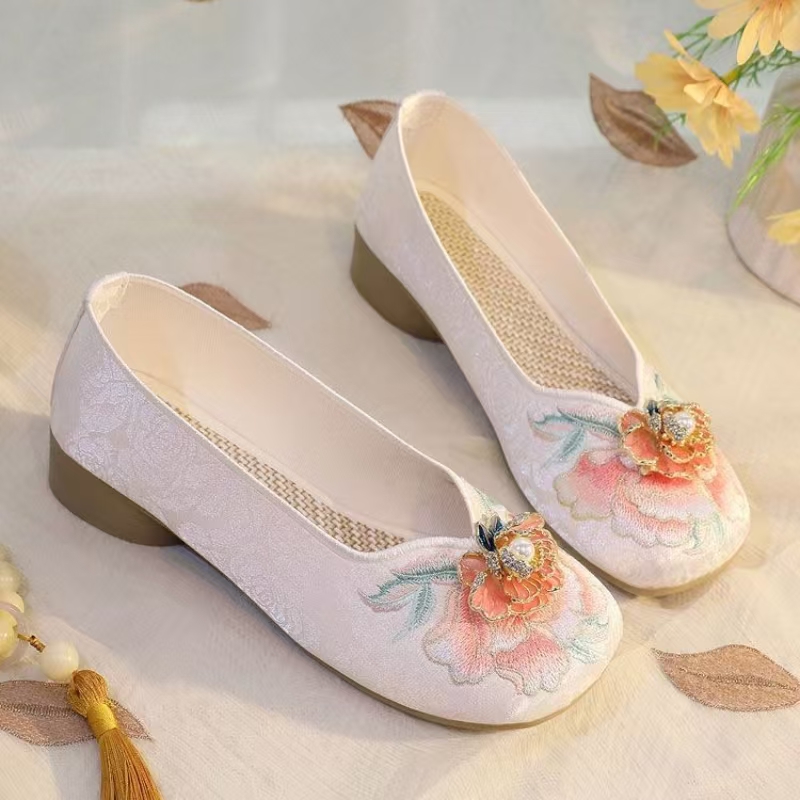 Woman Low Heel Embroidered Clo - Embroidery Fabric ulasan dan harga