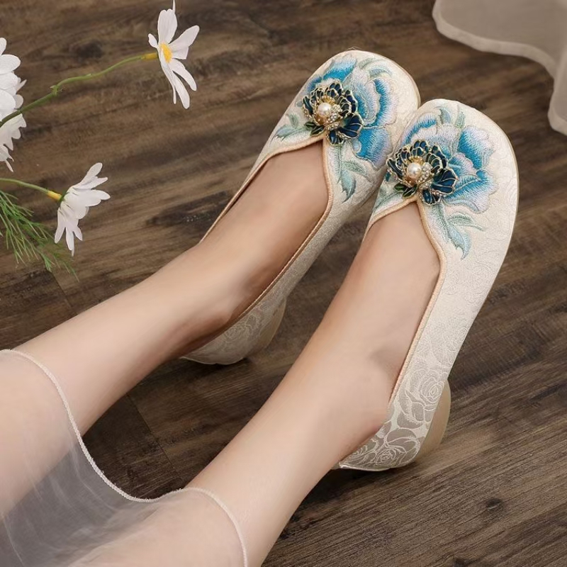 Woman Low Heel Embroidered Clo - Embroidery Fabric ulasan dan harga